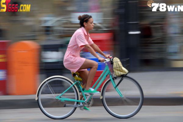Mơ thấy phụ nữ đi xe đạp
