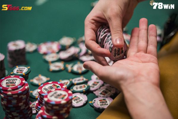 Chơi poker bịp theo thủ thuật chơi “vờ” bỏ bài
